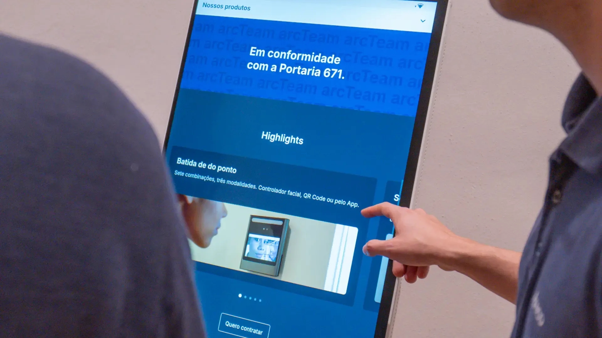 Apresentação do site da Areco em totem interativo