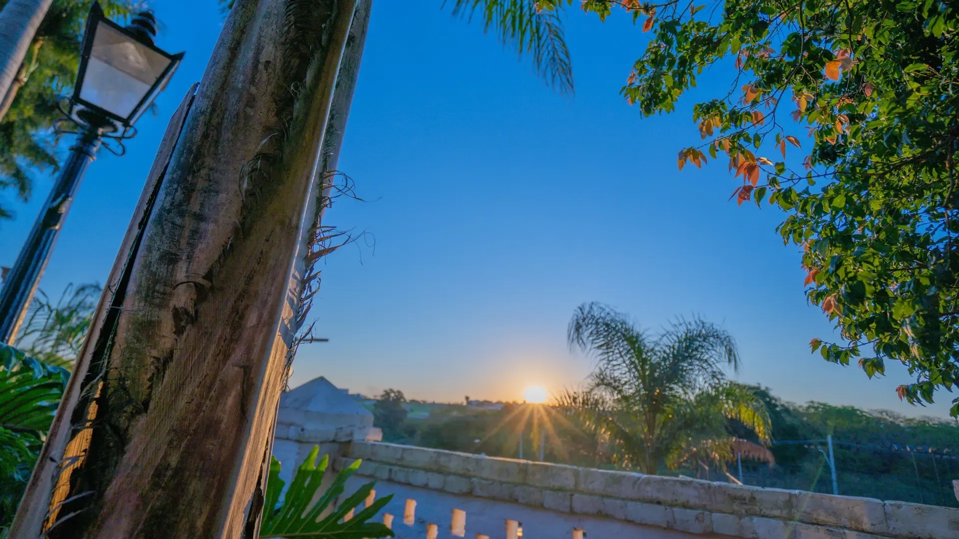 Pôr do sol em área de lazer e eventos do Condomínio Alphaville Dom Pedro Zero